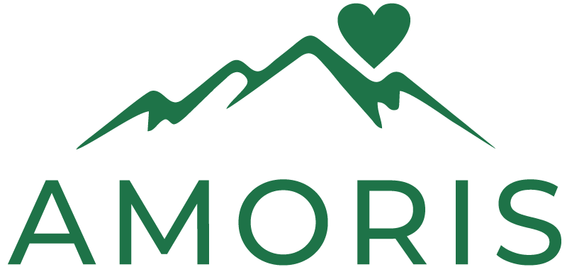 Logo Amoris, letras verdes delgadas y simples, encima tiene la silueta de una montaña y un corazón